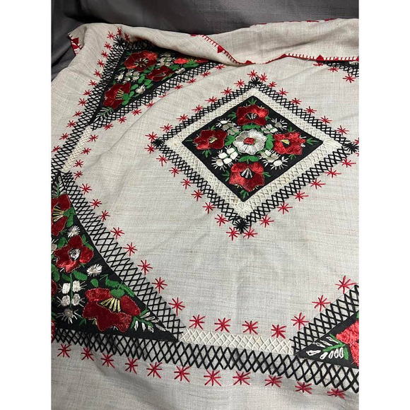 Beautiful Vintage Embroidered Tablecloth Applique - Picture 3 of 6
